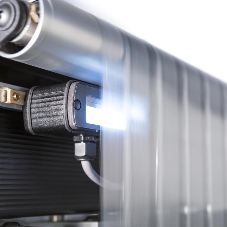 Roll-2-Roll Sensor for Contrast Guiding Application